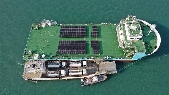 지난해 12월 6일 전남 완도항 제1부두에서 1㎞ 떨어진 해상에서 계류 중인 해수담수화 선박(드림즈호)에서 철부선에 실린 살수차에 물을 공급하고 있다. 프리랜서 장정필