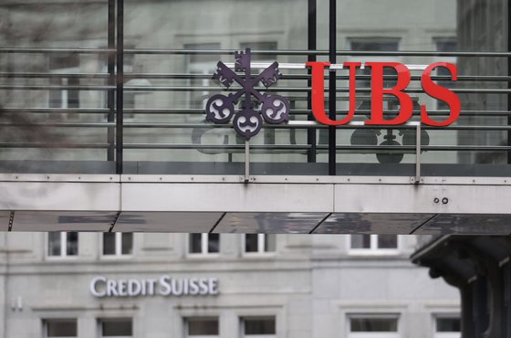 스위스 취리리의 한 건물에 크레디트스위스와 UBS의 로고가 걸려 있다. 로이터=연합뉴스