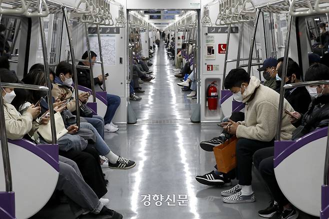 지하철과 버스 등 대중교통 마스크 착용 의무 해제를 5일 앞둔 지난 15일 서울시내 지하철에서 마스크를 쓴 시민들이 자리에 앉아 있다. 문재원 기자