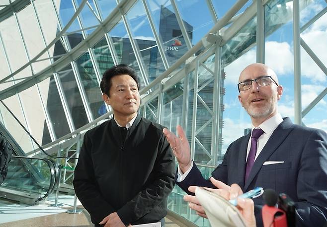 오세훈 서울시장이 지난 16일(현지시간) 곡선 형태의 유리벽 외곽이 돋보이는 아일랜드 더블린 ‘도크랜드 컨벤션 센터’를 찾아 관계자의 설명을 듣고 있다. 연합뉴스