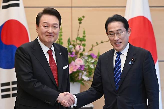 16일 일본 도쿄 총리 관저에 열린 한일 정상회담에 앞서 악수 나누는 윤석열 대통령과 기시다 후미오 일본 총리.   연합뉴스