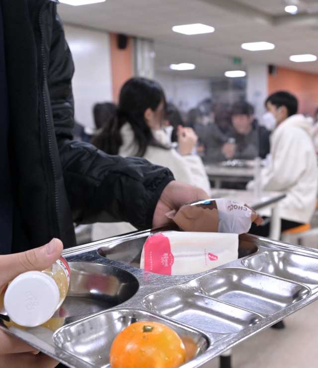 지난해 11월 25일 서울 성동구 한 중학교에서 학생들이 샌드위치와 머핀 등 대체 급식을 받아 가고 있다. 연합뉴스