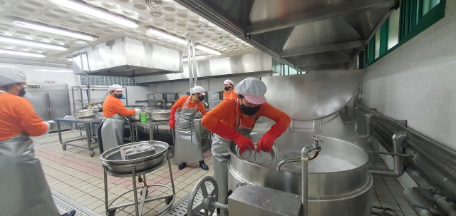 대전동산고등학교 급식노동자들이 쉐마의 ‘에어맥마스크’를 쓰고 음식을 조리하고 있다. 쉐마 제공
