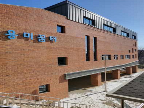 학교개방형 다목적체육관사업으로 건립된 용미초등학교 개방형 다목적체육관. 파주시 제공