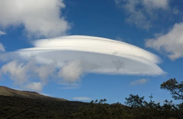 8일 하와이의 케크 천문대에서 촬영된 렌즈형 구름 사진. /사진=케크 천문대(W. M. Keck Observatory)