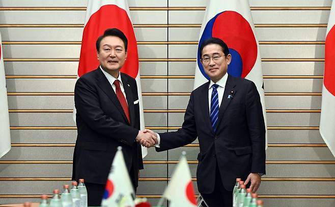 1박2일 일정으로 일본을 방문한 윤석열 대통령과 기시다 후미오 일본 총리가 지난 16일 오후 일본 도쿄 총리 관저에서 열린 한일 확대정상회담에 앞서 기념촬영을 하며 악수하고 있다 / 사진 = 연합뉴스