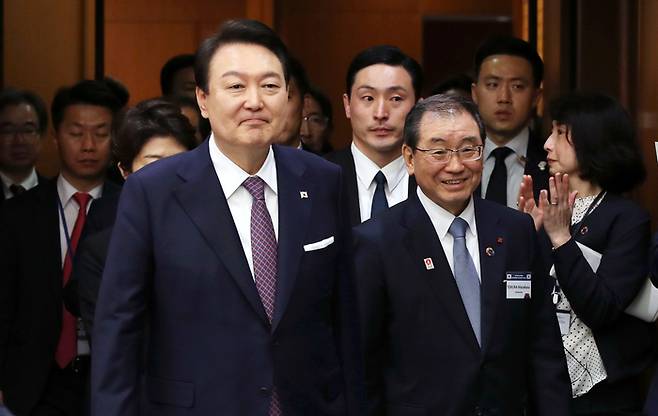 1박2일간의 일정으로 일본을 방문한 윤석열 대통령이 17일 도쿄 게이단렌(일본경제단체연합회) 회관에서 열린 한일 비즈니스라운드 테이블에서 도쿠라 마사카즈 게이단렌 회장과 함께 입장하고 있다. 2023.3.17 [연합뉴스]