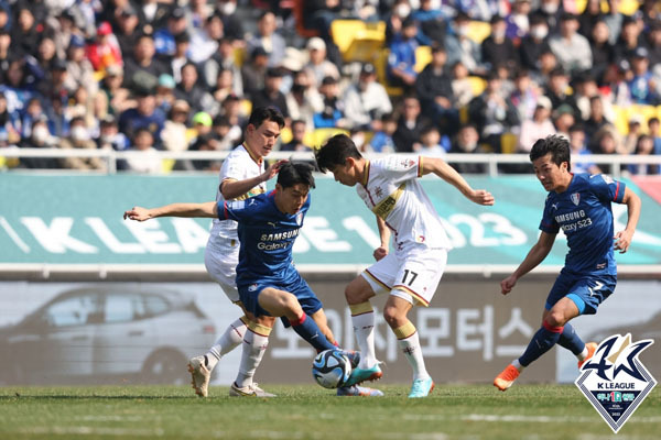 대전의 조유민이 수원 공격을 저지하고 있다. 사진 제공= 프로축구연맹