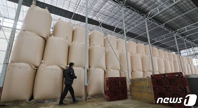 지난달 28일 경기도의 한 미곡종합처리장에서 관계자가 수매 후 보관중인 쌀의 수량 확인을 하고 있다./사진=뉴스1