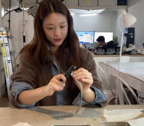 설현이 가죽 공예 원데이 클래스에 참여한 근황을 공개했다. /사진=설현 인스타그램