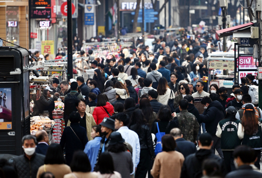 활기 19일 서울 중구 명동 거리가 외국인 관광객으로 붐비고 있다.
