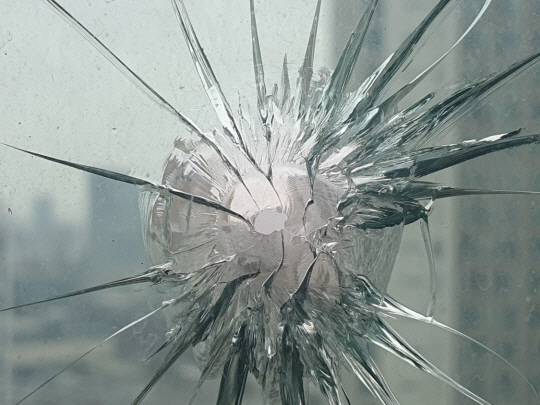 새총으로 쏜 쇠구슬에 깨진 고층 아파트 유리창의 모습. 연합뉴스