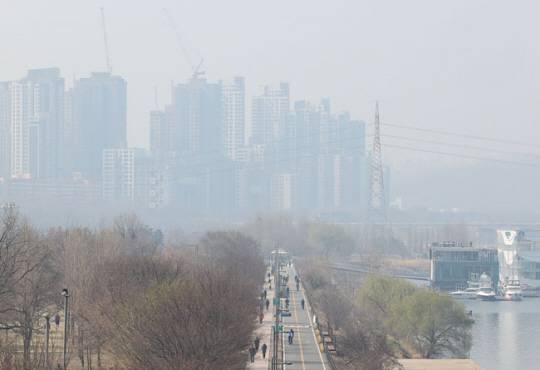 서울,경기,인천 등 수도권 미세먼지 농도가 ‘나쁨’ 수준을 보이는 19일 서울 한남대교 남단에서 바라본 서울 시내가 뿌연 모습을 하고 있다. 연합뉴스