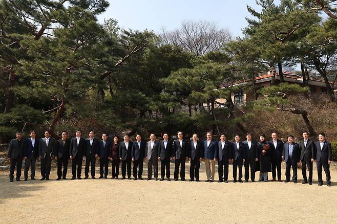 한덕수 국무총리와 국민의힘 김기현 대표, 김대기 대통령 비서실장 등 참석자들이 19일 오후 서울 종로구 총리공관에서 열린 당정 협의에서 기념 촬영을 하고 있다. [연합]