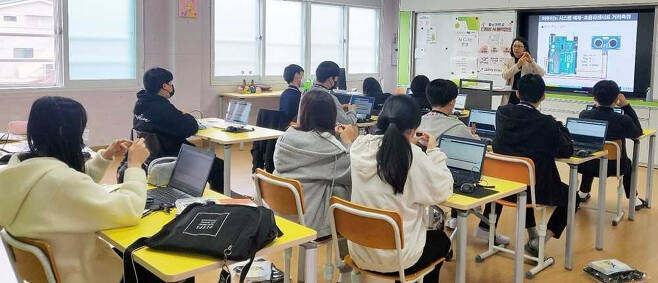 호남대학교는 정규수업으로는 처음으로 남평중학교(다도분교) 재학생 26명을 대상으로 ‘AI 큐브 캠프’를 진행했다
