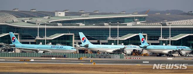 [인천공항=뉴시스] 백동현 기자 = 23일 오후 인천국제공항 제2여객터미널에 대한항공 비행기가 주기돼 있다. 전날 대한항공은 올해 4월 1일 예정이었던 마일리지 제도 변경을 전면 재검토한다고 밝혔다. 대한항공의 마일리지 개편안에 대한 소비자들의 불만이 폭발하고, 정부와 국회까지 개편안 재고를 압박하자 백기를 든 모양새다. 2023.02.23. livertrent@newsis.com