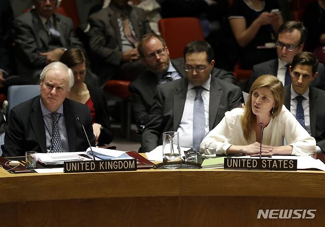 [유엔본부=AP/뉴시스]북한의 열악한 인권상황을 논의하는 유엔 안전보장회의에서 사만사 파워 유엔 주재 미국대사(오른쪽)가 발언하고 있다. 2014.12.22.
