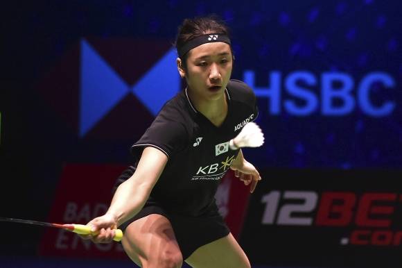 안세영 전영오픈 우승 - 19일(한국시간) 영국 버밍엄 울트라 아레나에서 열린 2023 전영오픈 배드민턴 챔피언십 여자 단식에서 안세영이 셔틀콕을 넘기고 있다. 버밍엄 AP 연합뉴스