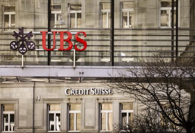 스위스 취리히의 두 건물에 현지 은행인 UBS와 크레디트스위스의 간판이 각각 걸려있다. UBS는 스위스 당국의 요청으로 부실 위험이 커지는 크레디트스위스 인수를 위한 협상을 개시했다.APd연합뉴스