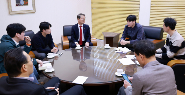 이정식 고용노동부 장관이 15일 근로시간 제도 개편에 대한 의견을 수렴하기 위해 서울고용노동청에서 '새로고침 노동자협의회' 소속 노조를 만나 긴급 면담을 하고 있다. 연합뉴스