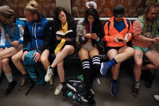 독일 베를린 시민들이 2020년 1월 12일(현지시간) 하의를 착용하지 않은 채 연례 행사인 '노팬츠(No pants)로 지하철 타기'에 참여하고 있다. 이 행사는 2002년 미국 코미디 공연 단체 임프루브 에브리웨어가 뉴욕에서 시작한 이후 세계 여러 나라로 확산됐다. EPA=연합뉴스