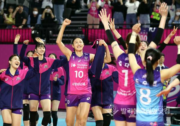 흥국생명 승리-김연경, 이주아 환호.