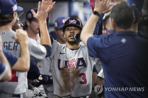 득점 후 기뻐하는 미국 대표팀 무키 베츠 [AP=연합뉴스]