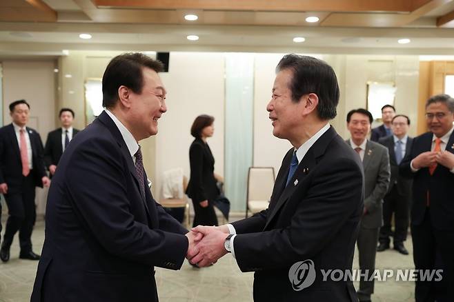 일본 공명당 대표 접견한 윤석열 대통령 (서울=연합뉴스) 임헌정 기자 = 일본을 방문한 윤석열 대통령이 지난 17일 도쿄의 한 호텔에서 야마구치 나쓰오 공명당 대표와 악수하고 있다. 2023.3.19 [대통령실 제공. 재판매 및 DB 금지] kane@yna.co.kr