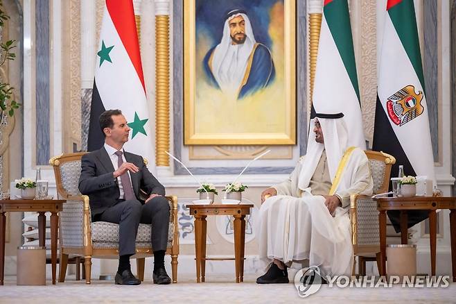 UAE 방문한 알아사드 시리아 대통령 (아부다비 로이터=연합뉴스) 바샤르 알아사드 시리아 대통령(왼쪽)이 19일(현지시간) 아랍에미리트(UAE)를 방문해 셰이크 무함마드 빈 자이드 알나흐얀 UAE 대통령과 회담하고 있다. 2023.3.19 photo@yna.co.kr
