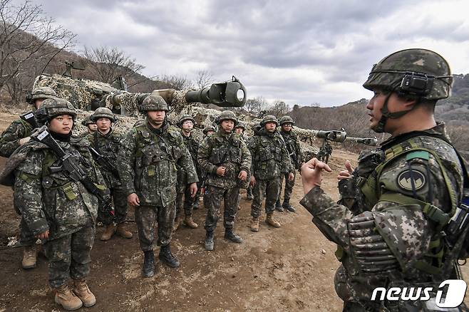 육군은 강원도 인제 육군과학화전투훈련단에서 미군 대대급 부대가 참가해 전문대항군연대와 교전하는 ‘한미 연합 KCTC 훈련’이 진행되고 있다고 20일 밝혔다. 훈련에서 육군21사단 장병들이 작전투입 전 승리를 다짐하고 있다. (육군 제공) 2023.3.20/뉴스1