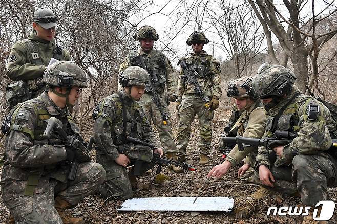 육군은 강원도 인제 육군과학화전투훈련단에서 미군 대대급 부대가 참가해 전문대항군연대와 교전하는 ‘한미 연합 KCTC 훈련’이 진행되고 있다고 20일 밝혔다. 훈련에서 한미 장병들이 전술토의를 하고 있다. (육군 제공) 2023.3.20/뉴스1