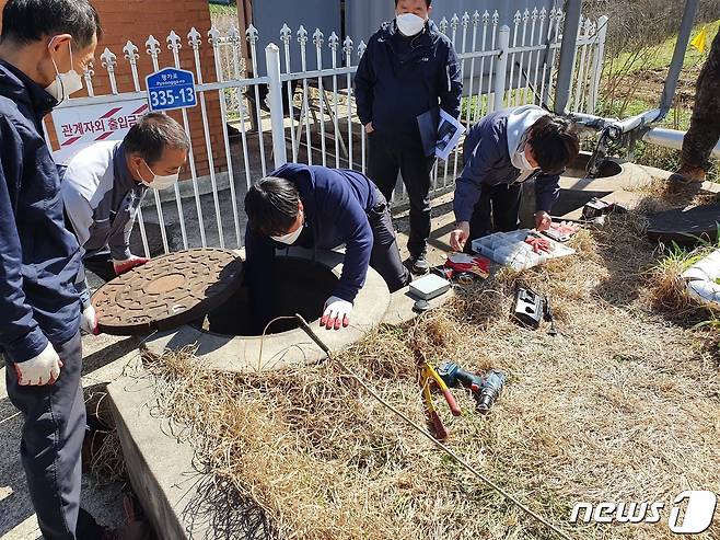 전북 진안군이 해빙기를 맞아 공공하수관로 유지관리를 위한 전수조사를 실시했다.(진안군제공)2023.3.20/뉴스1