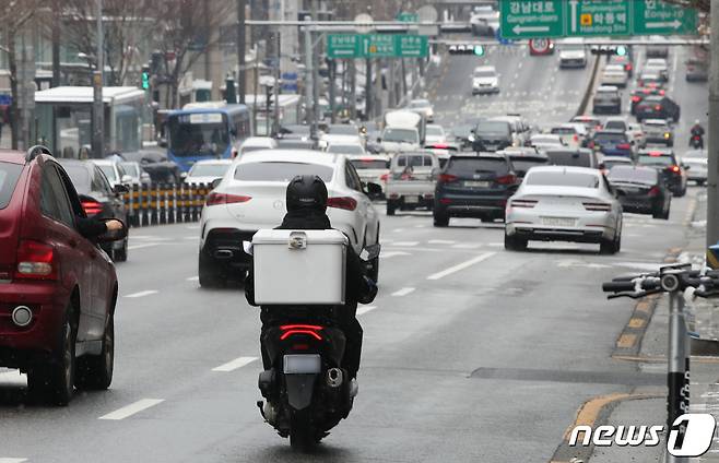 서울 시내에서 배달기사가 물품을 배달하고 있다. 2023.1.26/뉴스1 ⓒ News1 구윤성 기자