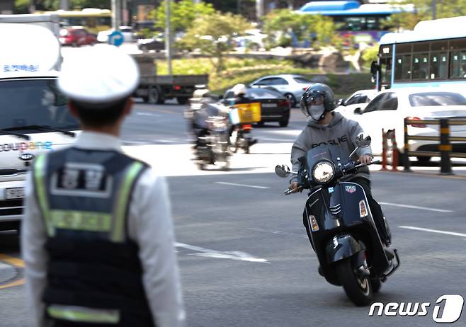 2일 오후 서울 마포구 만리재로에서 마포경찰서 교통안전계 소속 경찰관이 이륜차 단속을 하고 있다.  2022.5.2/뉴스1 ⓒ News1 신웅수 기자