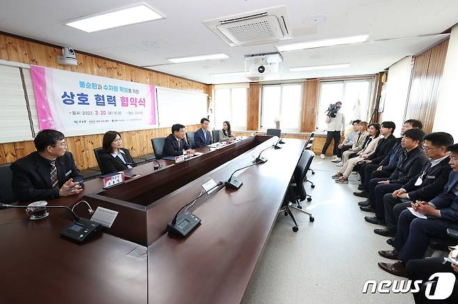 20일 경남 고성군과 한국 코카콜라, 세계자연기금 한국본부, 한국생태환경연구소 관계자들이 마을 수자원 확보를 위한 상호 협력 협약을 체결하고 있다.(고성군 제공)