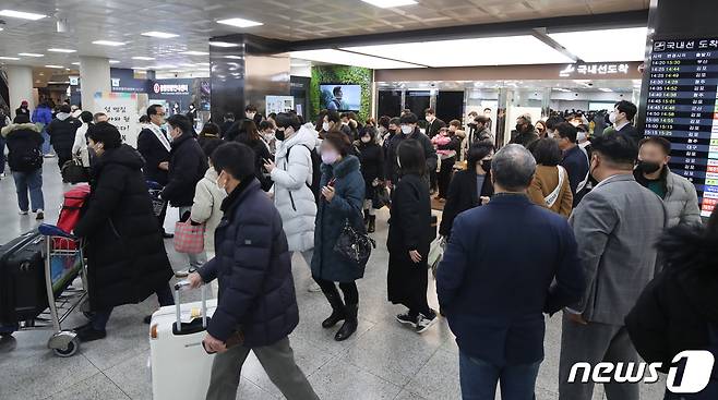 제주국제공항 국내선 도착층이 귀성객과 관광객들로 북적이고 있다. 2023.1.20/뉴스1 ⓒ News1 오현지 기자