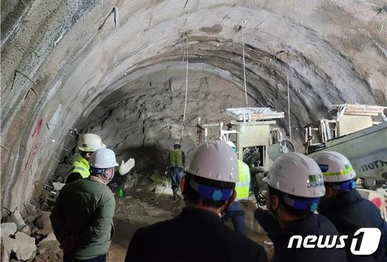 토사유출 사고가 발생한 부산 대심도 터널 내부에서 관계자들이 점검을 하고 있다(부산시청 제공)