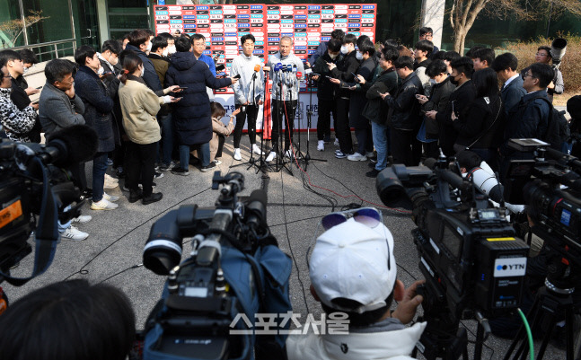 한국 축구국가대표팀의 위르겐 클린스만 감독이 20일  경기도 파주 축구국가대표트레이닝센터(NFC)에서 첫 소집 훈련을 앞두고 취재진과 인터뷰를 하고 있다. 한국 축구국가대표팀을 맡은 클린스만 감독은 24일 콜롬비아, 28일 우루과이와 연이어 평가전을 치른다. 2023. 3. 20. 파주 | 박진업기자 upandup@sportsseoul.com