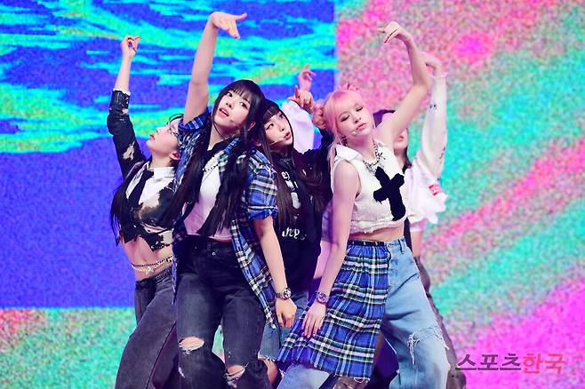 첫 번째 미니앨범 'expergo(엑스페르고)' 발매 기념 쇼케이스에 참석한 그룹 엔믹스(NMIXX). ⓒ이혜영 기자 lhy@hankooki.com