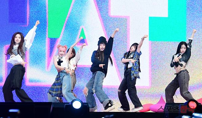 첫 번째 미니앨범 'expergo(엑스페르고)' 발매 기념 쇼케이스에 참석한 그룹 엔믹스(NMIXX). ⓒ이혜영 기자 lhy@hankooki.com