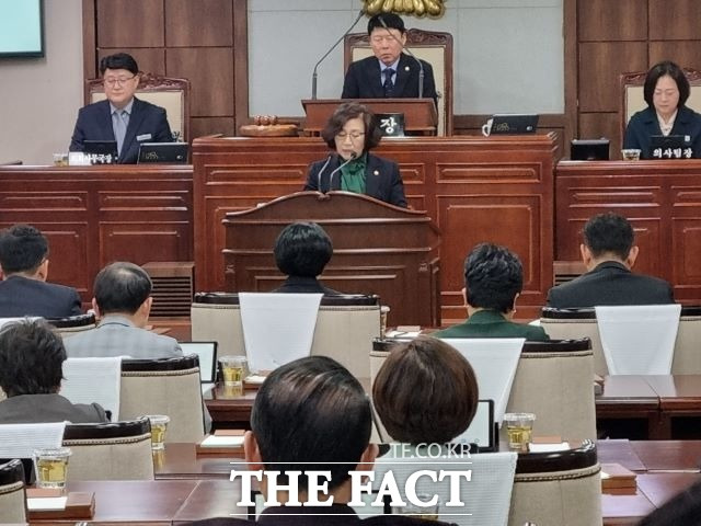 신정란 순천시의원이 '한·일 강제동원 굴욕외교 철회 촉구 결의안'을 제안설명하고 있다. /순천=유홍철 기자