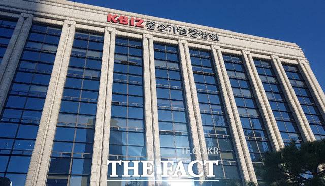 중기중앙회는 20일 '2023년 KBIZ 차세대CEO스쿨'을 운영한다고 밝혔다. / 더팩트 DB