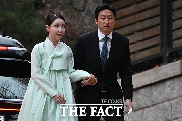 고 정주영 현대그룹 명예회장의 22주기를 맞아 범현대가(家)가 20일 오후 서울 종로구 정 명예회장의 옛 청운동 자택에 모인 가운데 정기선 HD사장과 부인 정현선 씨가 발길을 옮기고 있다. /박헌우 기자