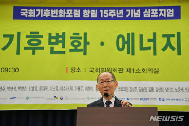 이회성 기후 변화에 관한 정부간 협의체(IPCC) 의장이 지난해 6월 30일 서울 여의도 국회 의원회관에서 열린 '윤석열 정부 기후변화·에너지 정책에 바란다' 국회기후변화포럼 창립 15주년 기념 심포지엄에서 기조발제 발표를 하고 있다.(사진=뉴시스)