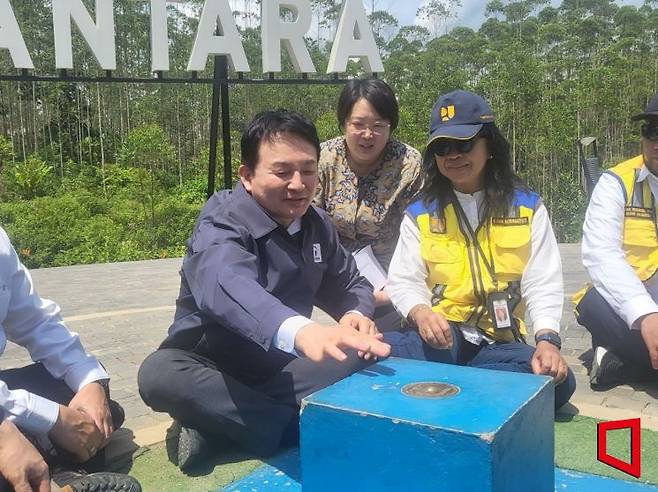 원희룡 국토교통부 장관과 다이아나 쿠수마스투티 인도네시아 공공사업주택부 주거개발총국장이 신도시 개발 원점에서 대화하고 있다. / 사진=노경조 기자