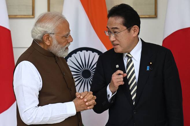 기시다 후미오(오른쪽) 일본 총리와 나렌드라 모디 인도 총리가 20일 인도 뉴델리 소재 영빈관인 하이데라바드 하우스에서 회담 전 담소를 나누고 있다.