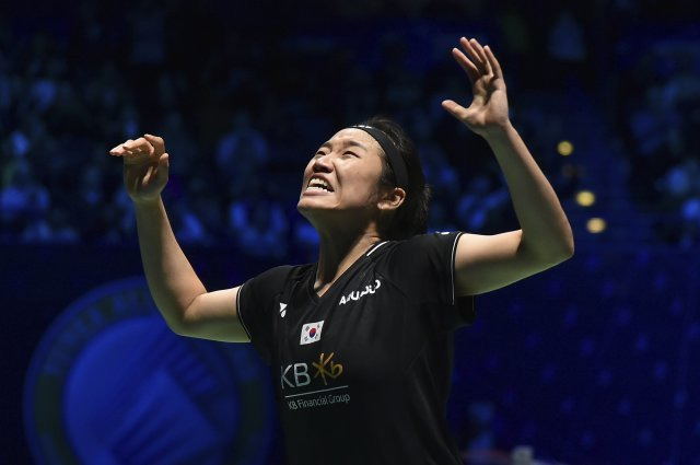 안세영이 19일 영국 버밍엄에서 열린 세계배드민턴연맹(BWF) 전영오픈 여자 단식 결승에서 천위페이를 꺾은 뒤 환호하고 있다. 버밍엄=AP 뉴시스