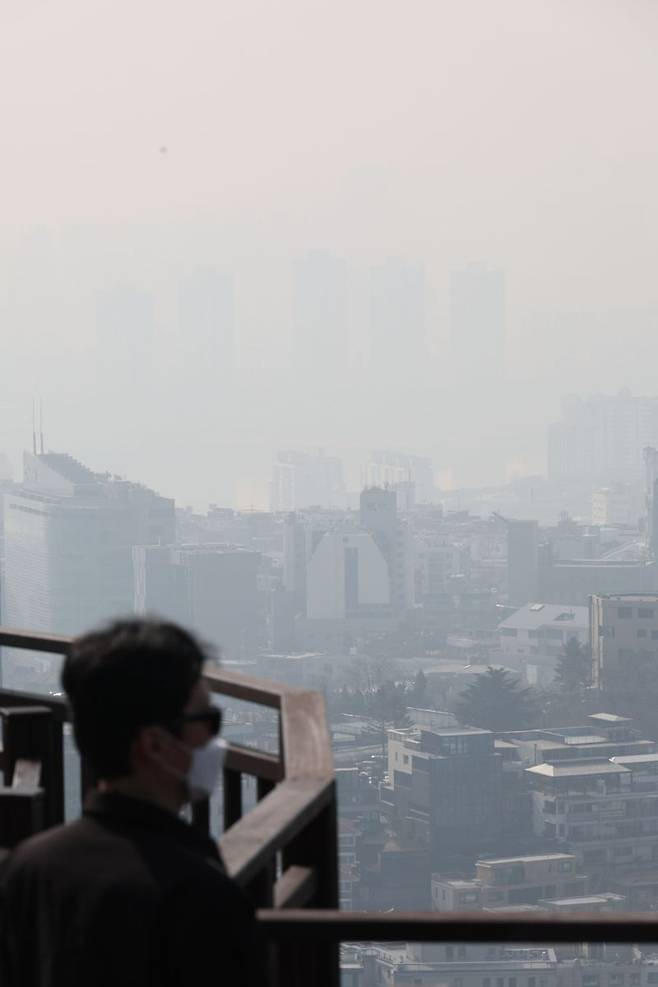 수도권에 미세먼지 비상저감조치가 발령된 20일 서울 남산에서 바라본 도심이 뿌옇게 보이고 있다. 사진=서동일 기자