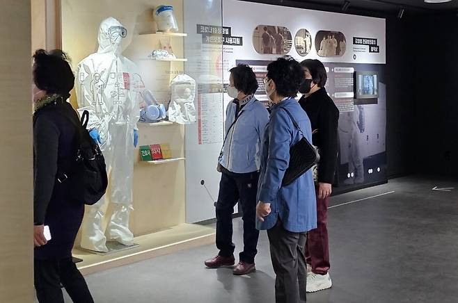 지난 17일 대구시 중구 계명대 대구동산병원 안에 마련된 ‘코로나19 기억의 공간’에서 시민들이 전시를 둘러보고 있다. 김규현 기자