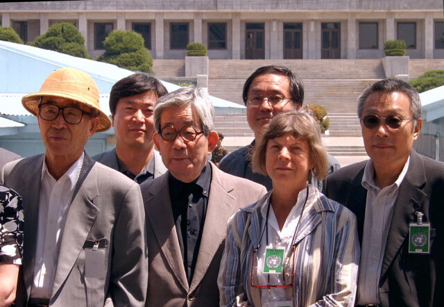 2005년 5월 대산문화재단이 주최한 국제문학포럼에 참가한 작가들이 판문점 공동경비구역을 방문해 기념사진을 찍고 있다. 앞줄 오른쪽 끝이 황석영이고 오른쪽 셋째가 오에 겐자부로. 연합뉴스